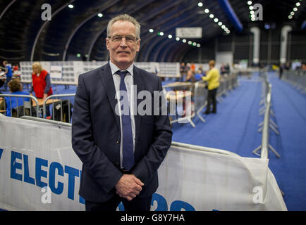 Gerry Kelly Sinn Fein candidat pour Belfast Nord est retourné pour un autre mandat lors des élections de l'Assemblée de l'Irlande du Nord. Banque D'Images