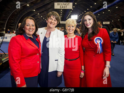 La candidate du DUP pour North Belfast Paula Bradley, a retourné la députée de Fermanagh & South Tyrone et la dirigeante du DUP Arlene Foster, la députée de Belfast East Joanne Bunting et la candidate de Belfast East Emma Little Pengelly au Titanic Exhibition Centre lors des élections de l'Assemblée de l'Irlande du Nord. Banque D'Images