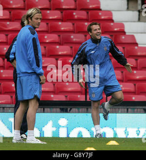 Michael Owen (R), de l'Angleterre, plaisantera lors d'une séance d'entraînement à Old Trafford, Manchester, le vendredi 7 octobre 2005. L'Angleterre jouera l'Autriche dans un championnat du monde à Old Trafford demain. APPUYEZ SUR ASSOCIATION photo. Le crédit photo devrait se lire: Martin Rickett/PA Banque D'Images