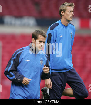 Peter Crouch (R) d'Angleterre avec Michael Owen lors d'une séance d'entraînement à Old Trafford, Manchester, le vendredi 7 octobre 2005. L'Angleterre jouera l'Autriche dans un championnat du monde à Old Trafford demain. APPUYEZ SUR ASSOCIATION photo. Le crédit photo devrait se lire: Martin Rickett/PA Banque D'Images