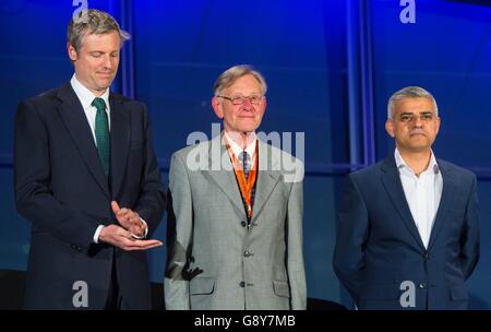 Le candidat mayonnaise conservateur Zac Goldsmith (à gauche) se réjouit de l'élection du parti travailliste Sadiq Khan (à droite) au poste de maire de Londres, après avoir battu son rival Tory et battu la tenue de huit ans des conservateurs à l'hôtel de ville après le décompte à l'hôtel de ville de Londres. Banque D'Images