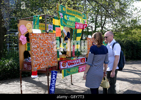 Norwich City / Manchester United - Barclays Premier League - Carrow Road.Les fans d'une marchandise se tiennent devant le sol avant le match de la Barclays Premier League à Carrow Road, Norwich. Banque D'Images