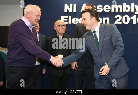 Martin McGuinness (Sinn Fein) serre la main avec Colum Eastwood (SDLP) comme Eamonn McCann (les gens avant le profit) regarde au centre après leur élection, car le décompte des votes se poursuit à la Foyle Arena de Londonderry dans les circonscriptions de Foyle et de Londonderry est lors des élections de l'Assemblée de l'Irlande du Nord. Banque D'Images