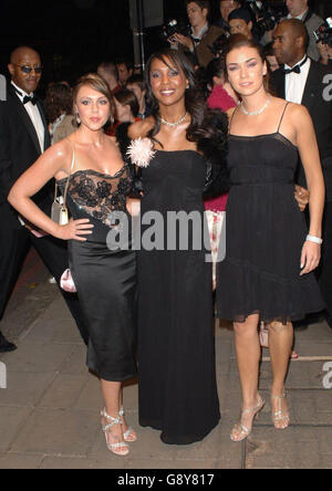 Michelle Heaton (L), Kelli Young et Jessica Taylor (R) de Liberty X arrivent pour la collecte de fonds Pink Ice ball à l'aide de cancer Research UK, à l'hôtel Dorchester, Parl Lane, centre de Londres, le vendredi 7 octobre 2005. APPUYEZ SUR ASSOCIATION photo. Le crédit photo devrait se lire: Steve Parsons/PA Banque D'Images