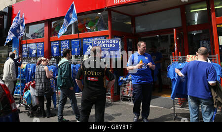 Les fans regardent la marchandise en vente à Leicester avant le match de la Barclays Premier League au King Power Stadium, Leicester. Banque D'Images