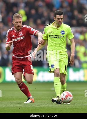 Adam Clayton de Middlesbrough combat avec Jamie Murphy de Brighton & Hove Albion lors du match du championnat Sky Bet au stade Riverside, à Middlesbrough. Banque D'Images