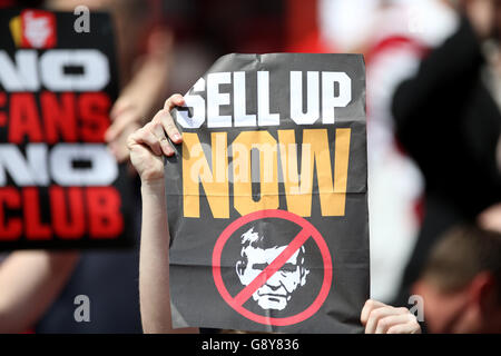 Les fans de Charlton Athletic protestent lors du match du championnat Sky Bet à la Valley, Londres. Banque D'Images