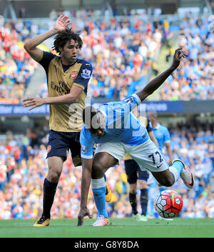 Mohamed Elneny d'Arsenal (à gauche) et Kelechi Iheanacho de Manchester City se battent pour le ballon lors du match de la Barclays Premier League au Etihad Stadium de Manchester. Banque D'Images