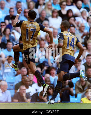 Alexis Sanchez d'Arsenal (à gauche) célèbre le deuxième but de son côté lors du match de la Barclays Premier League au Etihad Stadium, à Manchester. Banque D'Images