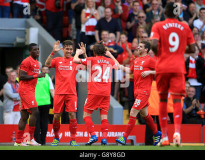 Roberto Firmino de Liverpool (deuxième à gauche) célèbre son deuxième but du match avec des coéquipiers lors du match de la Barclays Premier League à Anfield, Liverpool. Banque D'Images