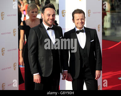 Anthony McPartlin et Declan Donnelly aka Ant et DEC assistent aux BAFTA TV Awards 2016 de la House of Fraser au Royal Festival Hall, Southbank, Londres. APPUYEZ SUR ASSOCIATION photo. Date de la photo: Dimanche 8 mai 2016. Voir l'histoire de PA SHOWBIZ BAFTA. Le crédit photo doit être lu : Jonathan Brady/PA Wire Banque D'Images