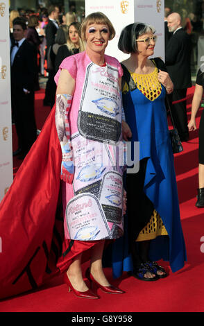 Grayson Perry (à gauche) et Philippa Perry assistent aux BAFTA TV Awards 2016 de la House of Fraser au Royal Festival Hall, Southbank, Londres. APPUYEZ SUR ASSOCIATION photo. Date de la photo: Dimanche 8 mai 2016. Voir l'histoire de PA SHOWBIZ BAFTA. Le crédit photo doit être lu : Jonathan Brady/PA Wire Banque D'Images