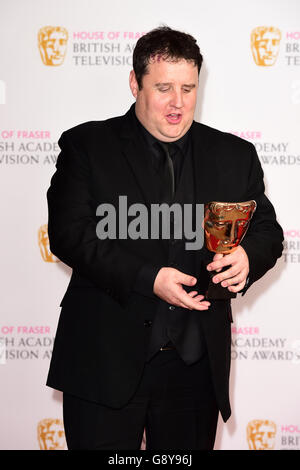 Peter Kay avec le prix de la meilleure performance masculine dans un programme de comédie lors de la House of Fraser BAFTA TV Awards 2016 au Royal Festival Hall, Southbank, Londres. Banque D'Images