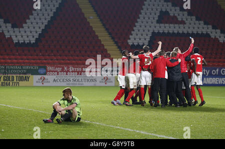 Les joueurs de Charlton Athletic célèbrent la victoire après un temps supplémentaire, tandis que Sheffield United Gordon Shea semble abattu après son tir sauvé par le gardien de but Jordan Beeney Banque D'Images