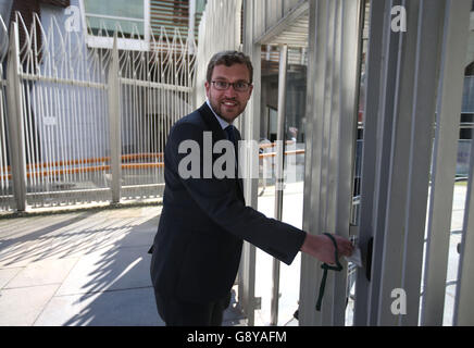 Oliver Mundell, conservateur écossais, arrive au Parlement écossais à Édimbourg pour se réunir avec les nouveaux MSP conservateurs écossais pour la première fois depuis les élections. Banque D'Images