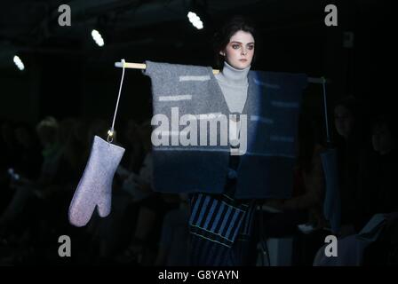 Un modèle sur la passerelle lors d'un aperçu médiatique du salon de mode annuel du National College of Art and Design à l'hôtel Westbury de Dublin. Banque D'Images