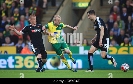 Steven Naismith (au centre) de Norwich City en action avec Ben Watson (à gauche) de Watford et Craig Cathcart lors du match de la Barclays Premier League à Carrow Road, Norwich. Banque D'Images