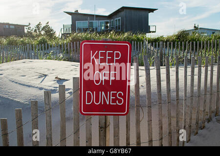 Marcher sur les dunes de sable sign in Fire Island. Banque D'Images
