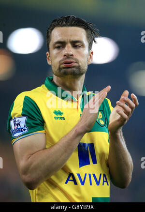 Russell Martin de Norwich City semble abattu alors qu'il a épatant les fans après la confirmation de la relégation de son club après le match de la Barclays Premier League à Carrow Road, Norwich. Banque D'Images