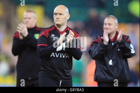 Alex Neil, directeur municipal de Norwich, semble abattu alors qu'il a épadé les fans après la confirmation de la relégation de son club après le match de la Barclays Premier League à Carrow Road, Norwich. Banque D'Images