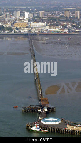 La jetée de Southend s'épare après un incendie le lundi 10 octobre 2005. La plus longue jetée de plaisance du monde sera reconstruite après avoir été ébouée par un incendie massif, ont promis aujourd'hui les responsables de la ville. Anna Waite, chef du conseil municipal de Southend, a estimé que la reconstruction coûterait des millions de dollars. Voir PA Story FIRE Pier. APPUYEZ SUR ASSOCIATION photo. Le crédit photo devrait se lire comme suit : Gareth Fuller/PA Banque D'Images