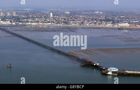 La jetée de Southend s'épare après un incendie le lundi 10 octobre 2005. La plus longue jetée de plaisance du monde sera reconstruite après avoir été ébouée par un incendie massif, ont promis aujourd'hui les responsables de la ville. Anna Waite, chef du conseil municipal de Southend, a estimé que la reconstruction coûterait des millions de dollars. Voir PA Story FIRE Pier. APPUYEZ SUR ASSOCIATION photo. Le crédit photo devrait se lire comme suit : Gareth Fuller/PA. Banque D'Images