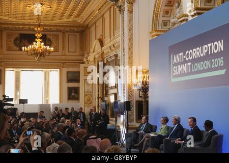 Le Premier ministre Cameron est rejoint par Jim Yong Kim, président du Groupe de la Banque mondiale, (à gauche) Sarah Chayes, associée principale dans le programme démocratie et État de droit, (deuxième à gauche) le secrétaire d’État américain John Kerry, (troisième à gauche) et le président nigérian Muhammadu Buhari, (à droite), Alors qu'il ouvre le sommet anti-corruption qui s'est tenu à Lancaster House, à Londres. Banque D'Images