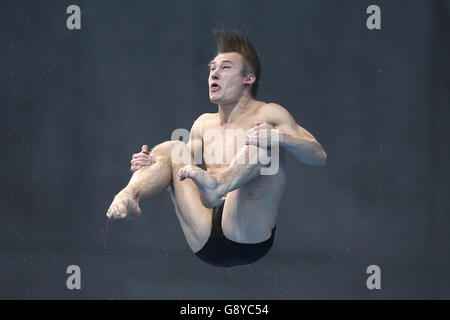 Jack Laugher, en Grande-Bretagne, en compétition pour le Springboard préliminaire de 3 m au cours du quatrième jour des Championnats d'athlétisme européens au London Aquatics Centre à Stratford. Banque D'Images