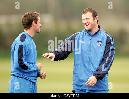 Michael Owen (L) et Wayne Rooney, en Angleterre, lors d'une séance d'entraînement à Carrington, Manchester, le mardi 11 octobre 2005, avant leur match de qualification contre la Pologne demain soir. APPUYEZ SUR ASSOCIATION photo. Le crédit photo devrait se lire: Martin Rickett/PA. Banque D'Images