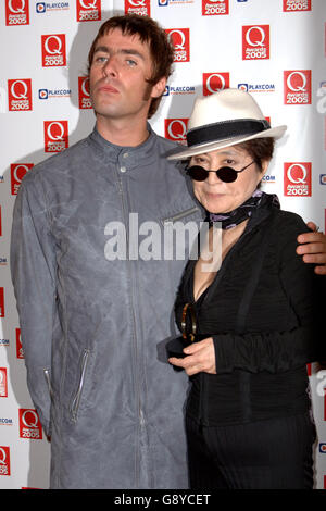 Chanteur principal d'Oasis Liam Gallagher (à gauche) avec Yoko Ono lors de la cérémonie annuelle des Q Awards 2005, la cérémonie annuelle des récompenses du magazine musical, à l'hôtel Grosvenor House, centre de Londres, le lundi 10 octobre 2005. Voir PA Story SHOWBIZ Q. PRESS ASSOCIATION photo. Le crédit photo devrait se lire comme suit : Ian West/PA Banque D'Images