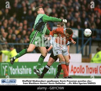 Le gardien de but de Sheffield mercredi Kevin Pressman (à gauche) pointait à l'écart de Blackburn Kevin Gallacher de Rovers (à droite) Banque D'Images