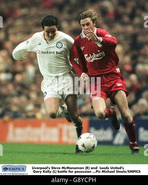 Football - FA Carling Premiership - Liverpool / Leeds United.Steve McManaman de Liverpool (à droite) tente de faire le tour Gary Kelly de Leeds United (à gauche) Banque D'Images