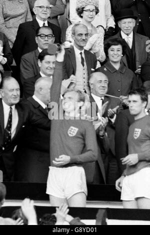 Angleterre contre Allemagne de l'Ouest - finale de la coupe du monde 1966 - Stade Wembley.Le capitaine d'Angleterre Bobby Moore détient le Trophée Jules Rimet.Il est suivi de Geoff Hurst. Banque D'Images