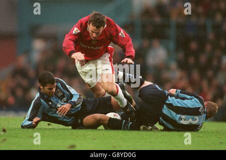 Teddy Sheringham (centre) de Manchester United est abordé par Coventry City Marcus Hall (à gauche) et David Burrows (à droite) Banque D'Images