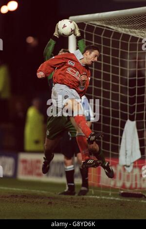 Le gardien de but de Sheffield Wednesday Kevin Pressman (caché) prend une croix sous Pression de Kevin Gallacher de Blackburn Rovers (avant) Banque D'Images