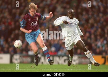 Jimmy Floyd Hasselbaink de Leeds United (à droite) Steve Staunton de Aston Villa (à gauche) dans une course pour la balle Banque D'Images