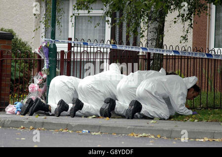 Un déclarant de bibliothèque daté du 9/10/2004 de la police fouillant la zone où Danielle Beccan, 14 ans, a été tué lorsqu'un gang d'un quartier rival de Nottingham a ouvert le feu sur un groupe d'enfants à leur retour de la foire annuelle de l'OIE de la ville. Mark Kelly et Junior Andrews n'ont pas été reconnus coupables au tribunal de la Couronne de Birmingham le mercredi 12 octobre 2005 du meurtre de Danielle dans les premières heures du 9 octobre de l'année dernière. Voir les COURS de l'histoire de l'AP Danielle. APPUYEZ SUR ASSOCIATION photo. Le crédit photo devrait se lire comme suit : PA. Banque D'Images