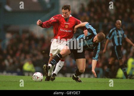 Football - FA Carling Premiership - Coventry City / Manchester United.Teddy Sheringham de Manchester United (à gauche) tente de briser l'attaque de David Burrows de Coventry City (à droite) Banque D'Images