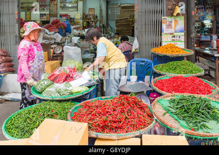 Les étals de marché sur Pak Khlong Talad marché, Bangkok, Thaïlande Banque D'Images