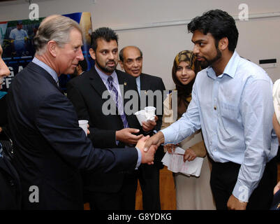 Le Prince de Galles rencontre Adil Husseini lors d'une visite au Centre du patrimoine culturel musulman près de Notting Hill à l'ouest de Londres, le mercredi 12 octobre 2005.Des représentants de la secours islamique ont fait le point sur la situation dans la région du Cachemire dévastée par le tremblement de terre et ont rencontré des familles qui avaient perdu des proches lors de la catastrophe.Voir l'histoire de PA MORT Quake Charles.APPUYEZ SUR ASSOCIATION photo.Le crédit photo devrait se lire comme suit : Arthur Edwards/PA/WPA Rota The Sun. Banque D'Images