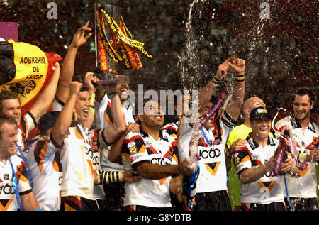 Bradford Bulls lève le trophée après avoir battu Leeds Rhinos La finale de la Super League engage Banque D'Images