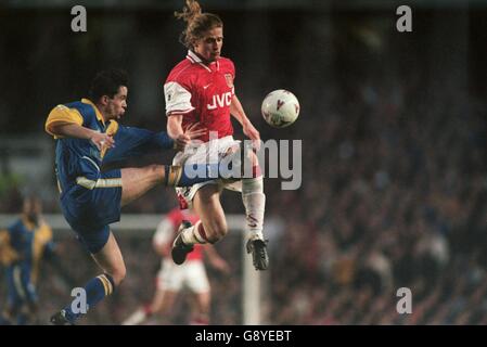 Gary Kelly de Leeds United (à gauche) s'attaque à Emmanuel petit d'Arsenal (à droite) Banque D'Images