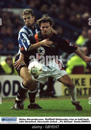 Soccer - FA Carling Premiership - Sheffield Wednesday contre Newcastle United.Niclas Alexandersson de Sheffield mercredi (à gauche) tente de retenir John Beresford de Newcastle United (à droite) Banque D'Images