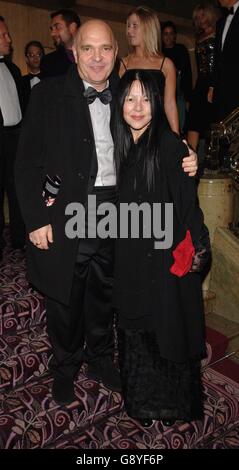 Anthony Minghella avec Carolyn Choa à la fête pour le nouveau film "The constant Gardener", à l'Odeon, Leicester Square, centre de Londres, mercredi 19 octobre 2005.La première marque la soirée d'ouverture du Times bfi London film Festival.Voir l'histoire de PA SHOWBIZ Gardener.APPUYEZ SUR ASSOCIATION photo.Le crédit photo devrait se lire comme suit: Ian West/PA ...SHOWBIZ Gardener RTX ...19-10-2005 ...Londres ...ROYAUME-UNI ...APPUYEZ SUR ASSOCIATION photo.Le crédit photo devrait se lire comme suit : Ian West/PA.Référence unique no 2646811 Banque D'Images