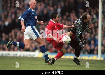 Matt Elliott de Leicester City (à gauche) regarde Oyvind Leonhardsen de Liverpool (au centre) et le gardien de Leicester City Kasey Keller (à droite) s'emmêlent Banque D'Images