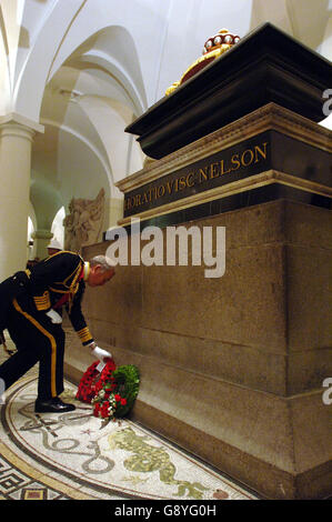 Le premier seigneur de la mer Sir Alan West, dépose une couronne sur le tombeau de l'amiral Lord Nelson dans la crypte de la cathédrale Saint-Paul, le vendredi 21 octobre 2005, à l'occasion du 200e anniversaire de sa célèbre victoire au large du cap Trafalgar, en Espagne.Voir PA Story HERITAGE Trafalgar.APPUYEZ SUR ASSOCIATION photo.Le crédit photo devrait se lire : John Stillwell/Pool/PA Banque D'Images