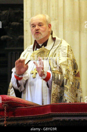 Un sermon est livré par le très révérend Richard Chartres, évêque de Londres, lors d'un service spécial d'action de grâce et de resouscription pour célébrer le 60e anniversaire de l'Organisation des Nations Unies à la cathédrale St Pauls à Londres, le lundi 24 octobre 2005. Voir PA Story ROYAL un. APPUYEZ SUR ASSOCIATION photo. Le crédit photo devrait se lire comme suit : PA/Ian Jones/The Daily Telegraph/NPA Rota Banque D'Images