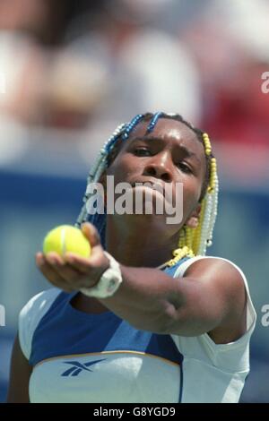 Tennis - Ford Australian Open - venus Williams / Amélie Mauresmo - Melbourne. Venus Williams lance la balle pour servir Banque D'Images