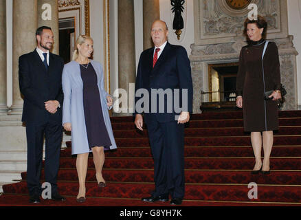 (L - r) le prince héritier Haakon, la princesse Mette-Marit - qui est enceinte de huit mois, le roi Harald et la reine Sonja de Norvège parlent à la presse dans la salle de marbre de Buckingham Palace, le mardi 25 octobre 2005. La visite de trois jours de la famille royale norvégienne au Royaume-Uni célèbre 100 ans d'indépendance vis-à-vis de la Suède. Voir PA Story ROYAL Norway. APPUYEZ SUR ASSOCIATION photo. Le crédit photo devrait se lire comme suit : Fiona Hanson/PA/WPA Rota. Banque D'Images