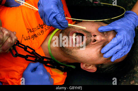 Les militants du groupe de pression Reprieve réadoptent la force alimentant les détenus de Guantanamo Bay, à l'extérieur de l'ambassade américaine dans le centre de Londres, le mardi 25 octobre 2005. Les militants prévoient de protester contre le Gouvernement que la pratique de l'alimentation en tube des détenus qui sont en grève de la faim représente une forme de torture. APPUYEZ SUR ASSOCIATION photo. Le crédit photo devrait se lire: Chris Young/PA Banque D'Images